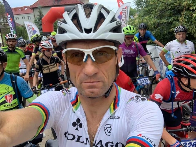 W Piekoszowie odbyła się kolejna edycja wyścigów kolarskich MTB Cross Maraton. Uczestniczyło w niej 500 osób. -Miałem przyjemność być gospodarzem zawodów i zawodnikiem który stanął na starcie wyścigu. W kategorii M5  po pokonaniu 40 kilometrów w czasie 1 godziny 52 minut 17 sekund zająłem 1 miejsce. Dziękuje wszystkim za udział i gratuluję  zwycięzcom i nagrodzonym w poszczególnych kategoriach - powiedział Zbigniew Piątek, wójt Piekoszowa, były znakomity kolarz, olimpijczyk.Szczegóły na kolejnych slajdach.(dor)