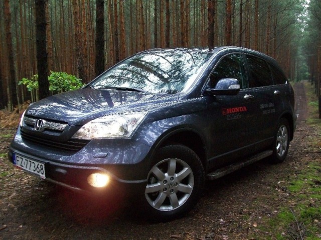 Nadwozie crv jest dosyć wysokie. To sprawia, że autem można pokonywać nawet polne drogi czy leśne dukty. Honda doskonale zachowuje się także na normalnych drogach. 