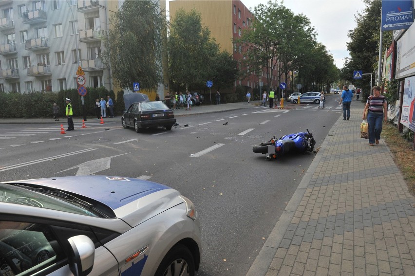 W zderzeniu samochodu marki volvo i motocykla ranni zostali...