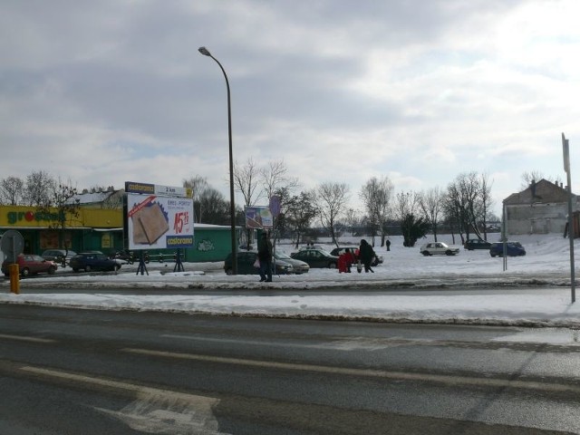 W tym miejscu ma stanąć piętrowy budynek restauracji sieci McDonald&#8217;s.