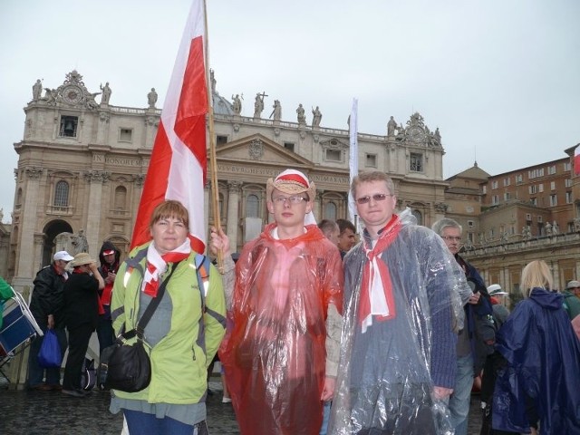 Teresa Skalniak z Ostrowca Świętokrzyskiego, Mateusz Lagner z Kaniowa oraz ksiądz Mariusz Kozłowski, który pochodzi z Szewnej, a pracuje w Stalowej Woli są już na placu świętego Piotra w Rzymie.
