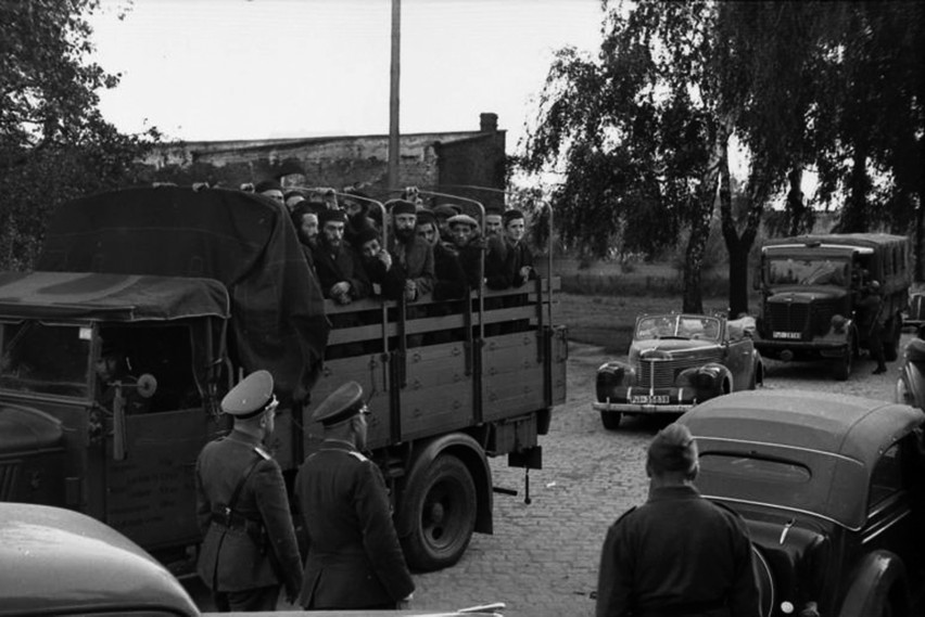 Transport polskich Żydów pojmanych przez funkcjonariuszy...