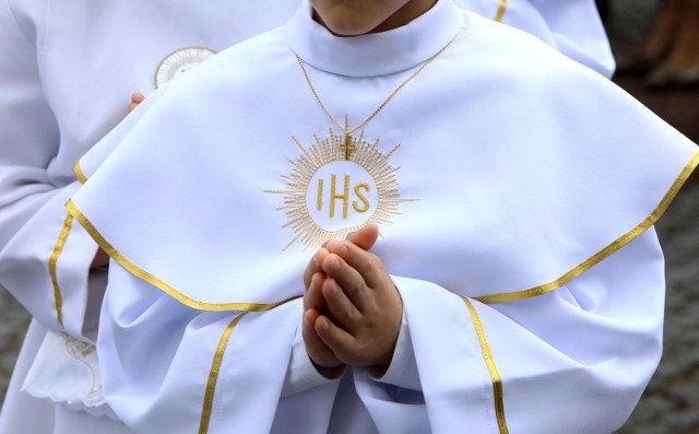 Już ten długi weekend majowy był pierwszym, w którym rozpoczęły się pierwsze komunie. Tradycyjnie przystępują do nich trzecioklasiści. Czytaj dalej na kolejnych slajdach