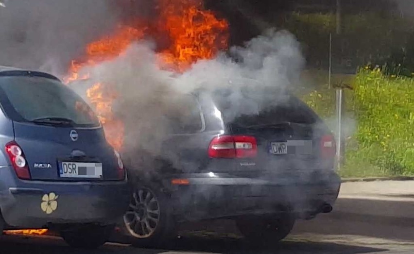 Wrocław: Pożar samochodów na parkingu przy Instytucie Informatyki Uniwersytetu Wrocławskiego [FILM]