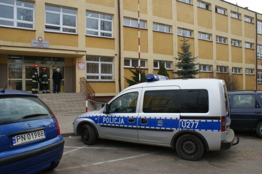 Konin: Alarm bombowy w Gimnazjum nr 7. Ewakuowano uczniów i...