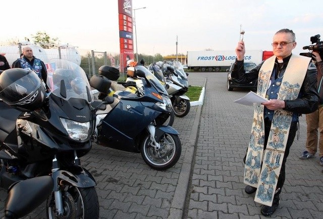 - Niech ta pielgrzymka będzie błogosławionym czasem wewnętrznej odnowy i duchowego odrodzenia - mówił ks. Dyk, święcąc motocykle przed wyjazdem na kanonizację.