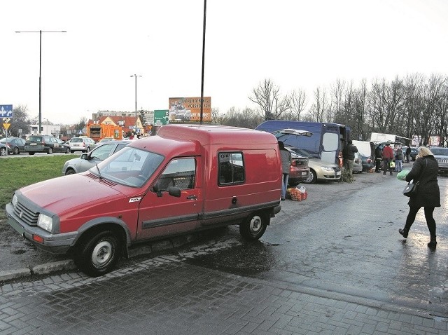 Zjawisko pozostawiania samochodów na trawnikach jest w Kołobrzegu coraz powszechniejsze. O nowe parkingi trudno.