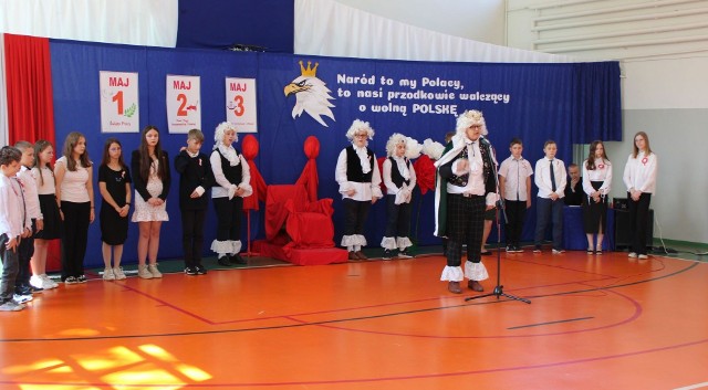 Uczniowie ze Szkoły Podstawowej w Sokolinie zaprezentowali wspaniały, pełen wzruszeń program artystyczny.