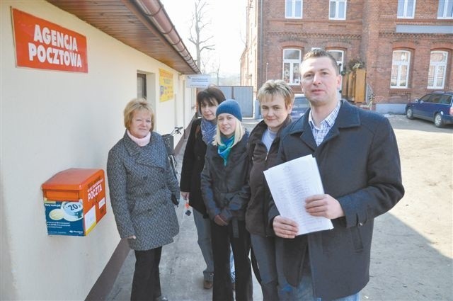 Od tygodnia Piotr Koziol (z prawej) razem z mieszkańcami zbiera podpisy pod listem domagającym się utrzymania agencji. Być może punkt pocztowy znów zacznie we wsi działać.