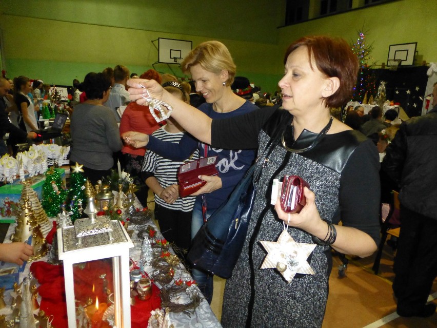 Podczas kiermaszu sprzedawano m.in. ozdoby choinkowe