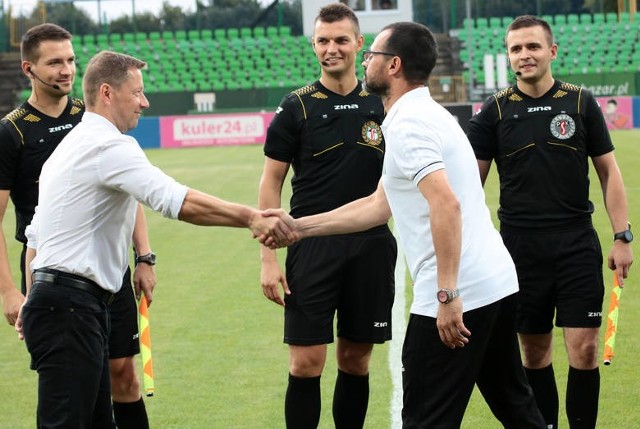 Dariusz Banasik (z lewej) trener Radomiaka mecz z Olimpią może oglądać z wysokości trybun radomskiego stadionu.