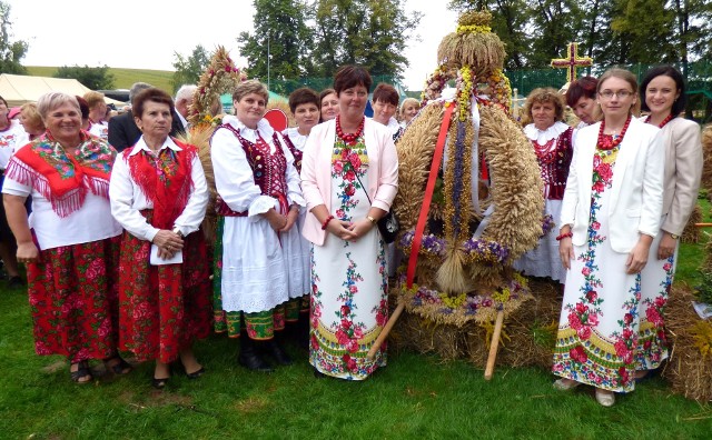 Najpiękniejszy wieniec dożynkowy powiatu kazimierskiego prezentują gospodynie z Bełzowa, wspierane przez rozśpiewane Rosiejowianki z Rosiejowa.