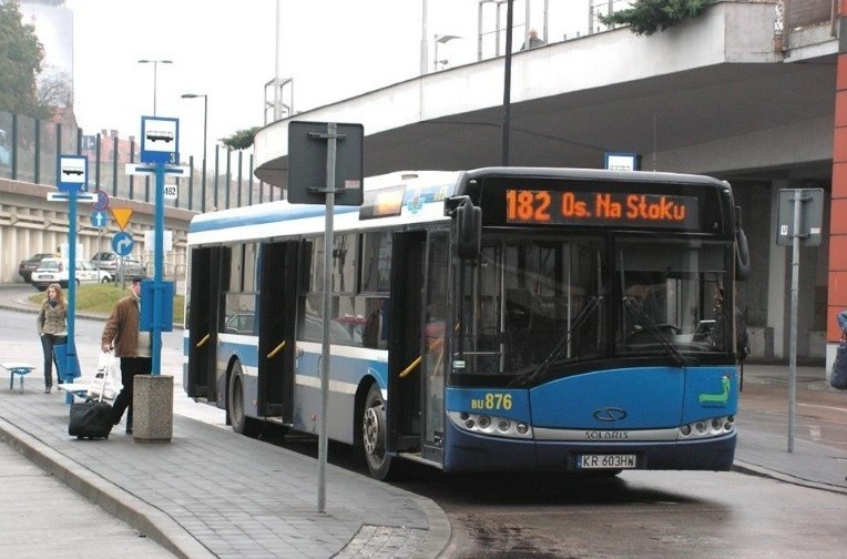 To niskopodłogowy miejski autobus, mogący pomieścić...