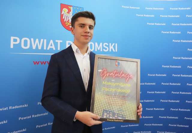 Licealista z Iłży, Maksymilian Paczyński, za swoje osiągnięcie otrzymał gratulacje od Waldemara Trelki, starosty radomskiego.