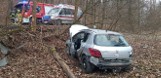 Wypadek w gminie Michałowice. Samochód zjechał z drogi i uderzył w drzewo