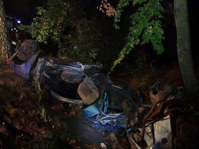 Wypadek na drodze Pyrzyce-Dolice. Auto spadło ze skarpy