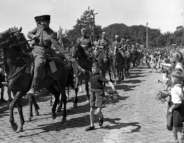A tak witano w Toruniu żołnierzy radzieckich, którzy latem wrócili z Berlina.