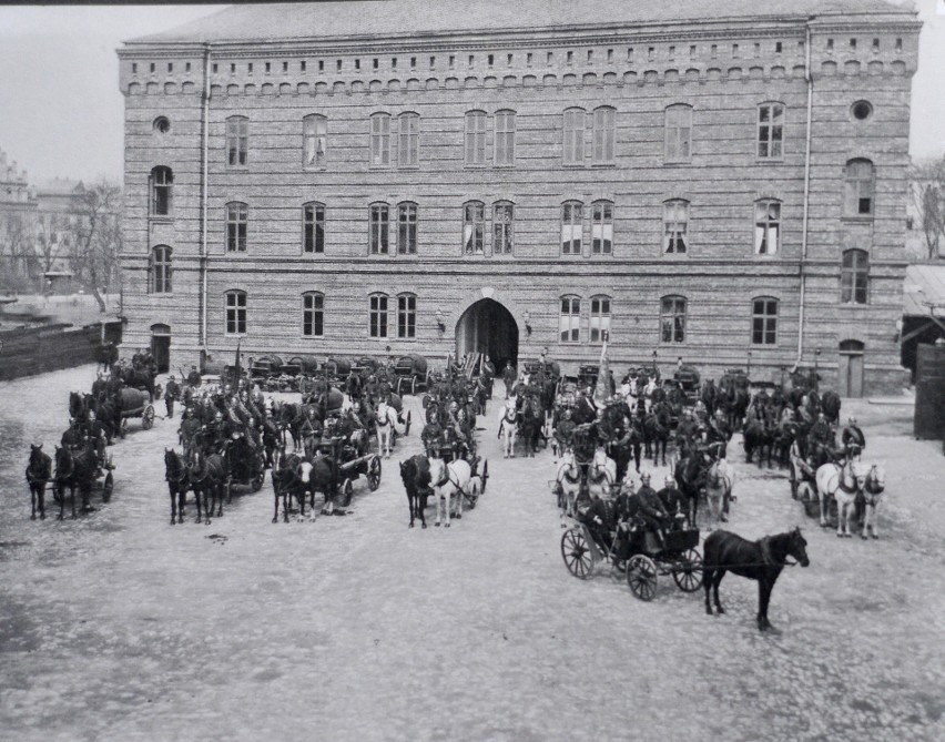 Strażacy przed budynkiem koszar, ok. 1888r.