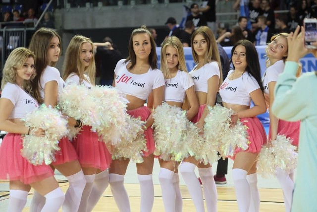 Podczas każdego domowego meczu Polskiego Cukru Toruń kibice mogą oglądać układy prezentowane przez Cheerleaders Toruń. Taneczny program jest zróżnicowany, podobnie jak stroje dziewczyn. Przy takim wsparciu koszykarze wygrywają mecz za meczem!Zobacz zdjęcia Cheeleaders Toruń! --->POLUB NAS NA FACEBOOKU Nie wiesz, jak skorzystać z PLUSA? Kliknij TUTAJ;nf, a dowiesz się więcej![lista][*] Co dostanę w ramach abonamentu?;nf[*] Dlaczego mam płacić za treści w sieci?;nf[*] Najczęstsze pytania;nf[/lista]