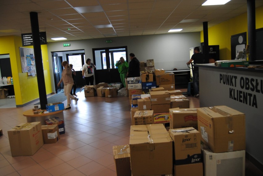 Akcja #WłoszczowadlaUkrainy. Hala OSiR oblężona dostawami ze zbiórek. Konwój z pomocą ruszy na wschód (ZDJĘCIA)