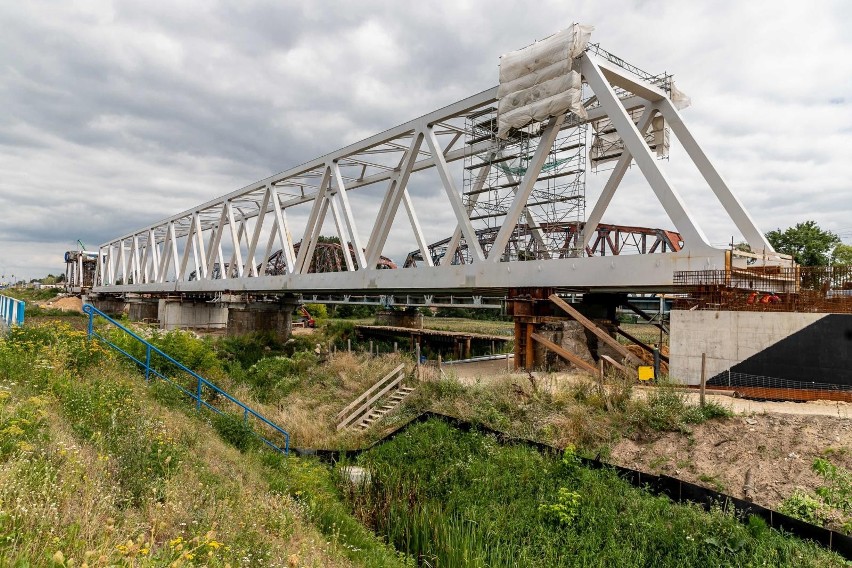 Most kolejowy nad Narwią w Uhowie znajdzie się na swoim miejscu. 1500 ton o 10 metrów w bok (zdjęcia)
