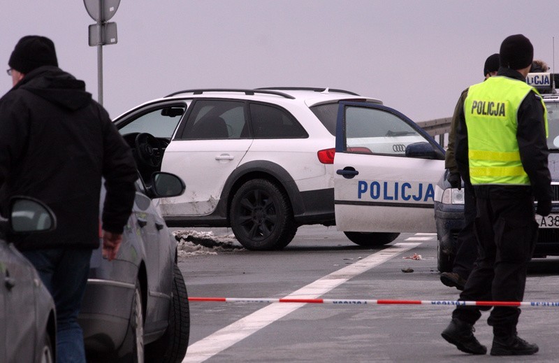 Pościg za złodziejem samochodów. Zginął policjant