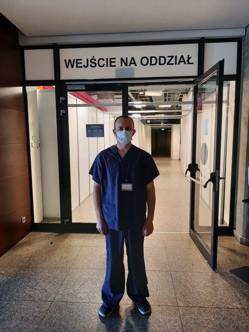 Świętokrzyscy strażacy służą pacjentom chorym na Covid w Szpitalu Narodowym w Warszawie. Przerażająca relacja