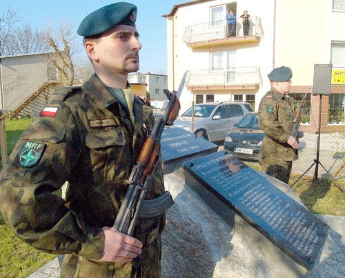 Wczorajsze uroczystości przed obeliskiem w Unieściu.