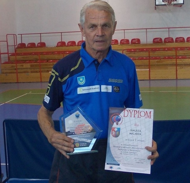 Liczący sobie 74 lata Janusz Malarz z Tarnobrzega został mistrzem Podkarpacia weteranów w tenisie stołowym.  