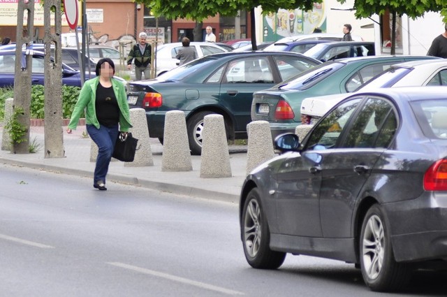 Na ulicy Czachowskiego w Radomiu piesi ciągle biegają między samochodami.