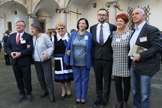 Konferencję organizują opolscy miłośnicy genealogii m.in. z Brzegu, Opola i Praszki, a tradycją imprezy są wspólne zdjęcia na dziedzińcu Zamku Piastów Śląskich.