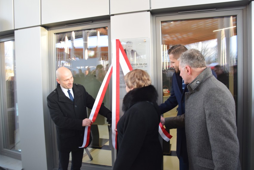 Odsłonięcie płyty pamiątkowej w hołdzie dla Sławomira Pajora w Zintegrowanym Centrum Przesiadkowym [ZDJĘCIA]