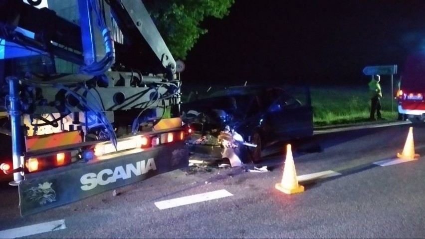 Nocny wypadek na krajowej "74". BMW uderzyło w ciężarówkę (ZDJĘCIA)