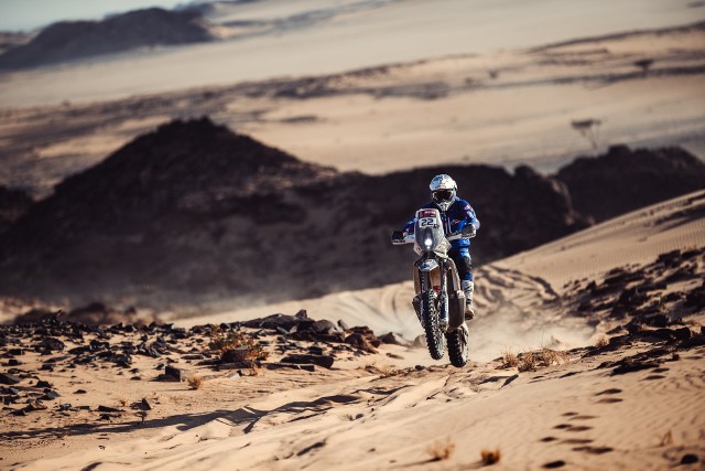 Rajd Dakar 2021 Na 3. etapie rajdu zawodnicy mieli do przejechania pętlę wokół miasta Wadi ad-Davasir o długości 630 kilometrów. 403 kilometry stanowił odcinek specjalny. Jako 11. na metę dojechał Maciej Giemza. Kuba Przygoński utrzymał 5. lokatę w klasyfikacji generalnej.Fot. materiały prasowe