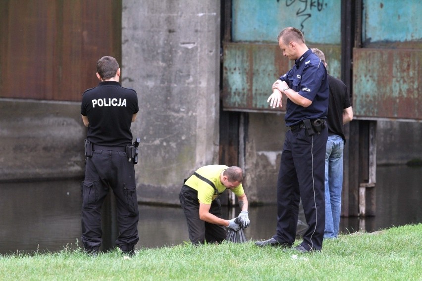 Wrocław: Policja wyłowiła z rzeki podejrzany pakunek (ZDJĘCIA)