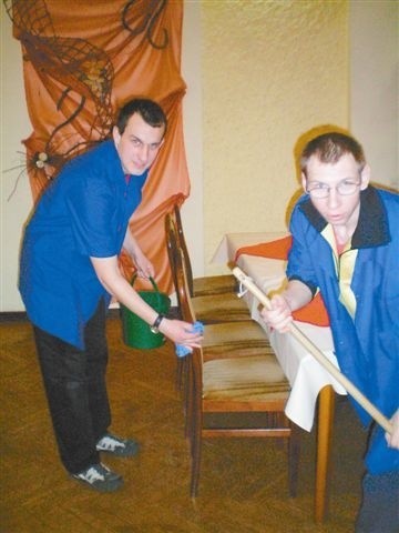Jarek Nowotny (z lewej) i Rafał Basiński podczas pracy w restauracji Czardasz w Opolu. (fot. Dorota Richter)