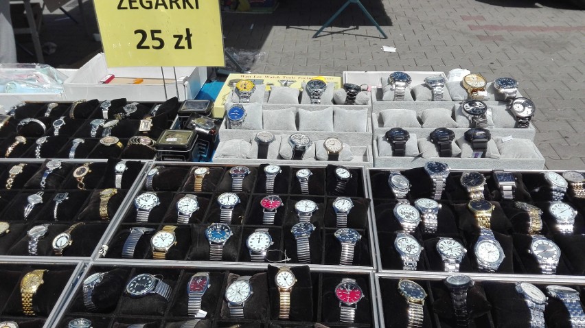 Za 25 zł można kupić zegarki damskie lub męskie. Na pasku...