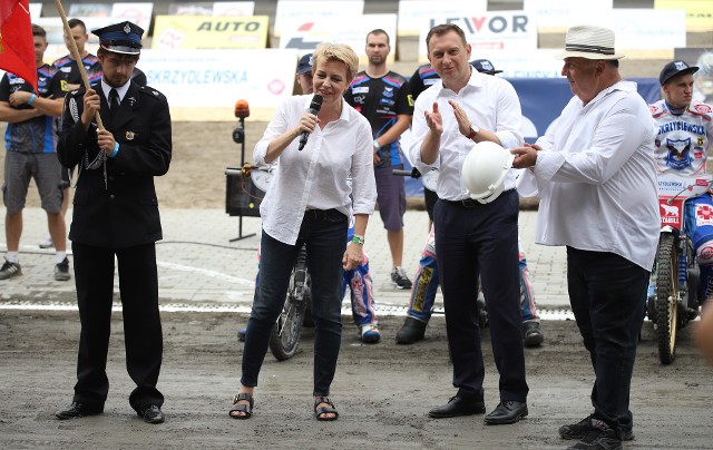 Prezydent Hanna Zdanowska i wiceprezydent Tomasz Trela w towarzystwie panów Skrzydlewskich na otwarciu stadionu Orła