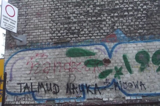 Napis na murze przy ul. Jagiellończyka