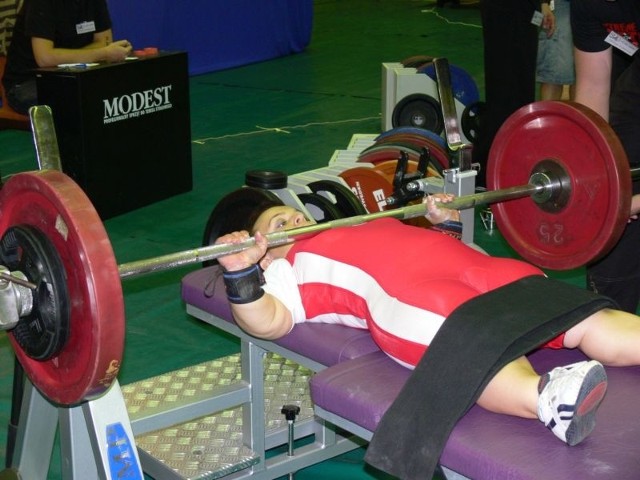 Justyna Kozdryk (Start Radom) próbuje pobić rekord Polski w wyciskaniu sztangi leżąc w kategorii wagowej do 52 kilogramów.