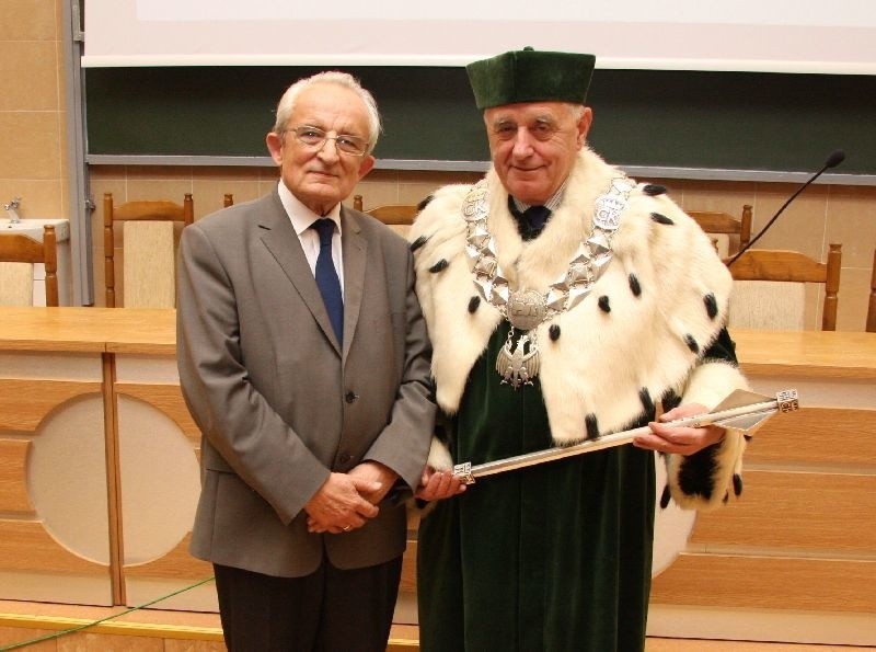 Ma 80 lat i dostał tytuł magistra! Politechnikę Świętokrzyską skończył najstarszy student w Polsce!