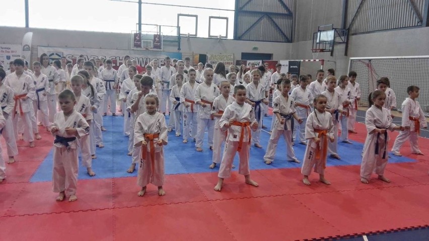 Najmłodsi karatecy ze Skarżyska podbijają maty