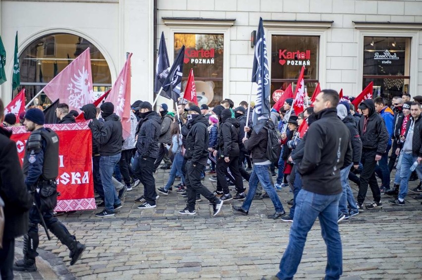 Kilkaset osób wzięło udział w Marszu Zwycięstwa, który w...