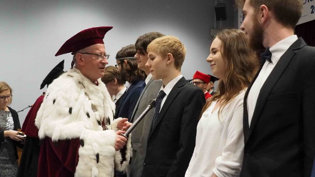 W gronie zaproszonych gości, a przede wszystkim studentów, uroczyście otwarty został nowy rok akademicki na Politechnice Koszalińskiej. Marzena SutrykTo była już 52. inauguracja roku akademickiego, a jednocześnie ostatnia dla rektora PK prof. Tadeusza Bohdala, który przyznał, że kończy drugą kadencję i tym samym przekaże władzę w ręce następcy. Prof. Tadeusz Bohdal mówił przede wszystkim o zmianach, które uczelnia musi wprowadzać w życie w związku z obowiązującą ustawą o szkolnictwie wyższym i nauce. - Od wielu miesięcy pracujemy na uczelni nad dostosowaniem się do zmian, nad dostosowaniem wewnętrznych aktów prawnych i struktury organizacyjnej - mówił rektor.  -  Nowości jest sporo. Na uczelni będą działały wydziały i katedry, będą także dziekani, ale oni nie będą już pochodzić z wyboru, wskazywać ich będzie rektor, to samo dotyczy prorektorów. Senat niezmiennie będzie wybierany przez społeczność akademicką i będzie ustalał reguły działalności na przyszłość. Kolejna zmiana to nowe dyscypliny naukowe. Wybraliśmy sześć dyscyplin wiodących, w których nasi najlepsi  pracownicy będą prowadzić badania. Naukowo musimy być na dobrym poziomie, bo to rozstrzygnie o naszej przyszłości - mówił też rektor. Tzw. monodyscyplinarne wydziały to: inżynieria mechaniczna; automatyka, elektronika i elektrotechnika; inżynieria lądowa i transport; ekonomia i finanse; sztuki plastyczne i konserwacja dzieł sztuki; nauki o polityce i administracji. Kolejna nowość - od nowego roku akademickiego PK uruchamia szkołę doktorską w trzech dyscyplinach technicznych. - Zdecydowaliśmy się przyjąć do niej 20 najlepszych chętnych - mówił prof. Bohdal. - Każdy dostanie stypendium wypłacane przez 4 lata. Doktorant będzie musiał  opracować indywidualny plan badawczy. Nowością jest również powołanie Rady Uczelni, co jest także wymogiem wynikającym z ustawy. Ma to być ciało doradcze i opiniujące, zasiadają w niej m. in przedstawiciele przedsiębiorców. - Liczę, że Rada wspomoże rozwój współpracy uczelni z biznesem - dodał rektor. W nowym roku akademickim na Politechnice Koszalińskiej studiować będzie 4 tys. studentów. Kształceniem młodzieży zajmuje się 400 nauczycieli akademickich. Uczelnia prowadzi 25 kierunków studiów technicznych, ekonomicznych, humanistycznych i artystycznych. Studenci zdobywają tytuły zawodowe: licencjata, inżyniera, magistra i magistra inżyniera. 