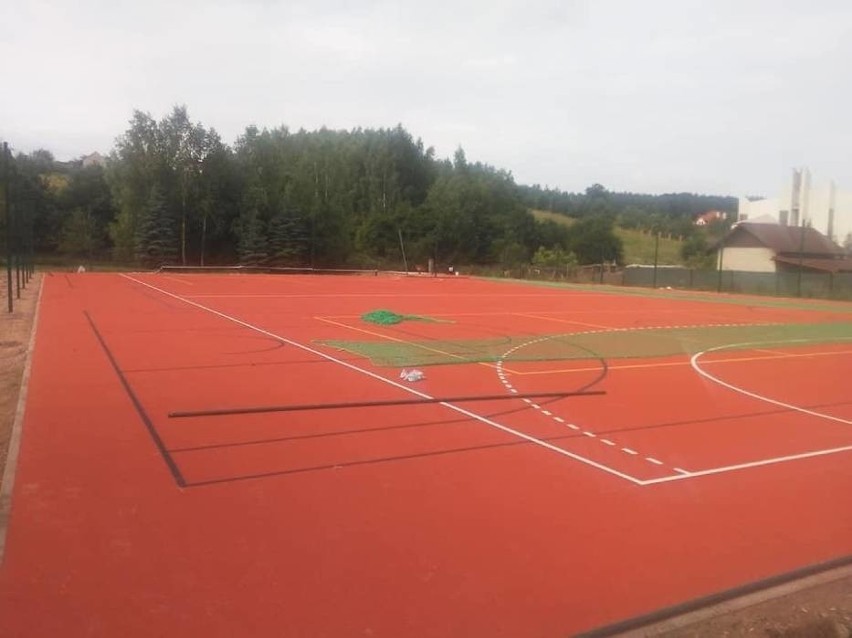 Nowy obiekt sportowy w Starachowicach. Tam gdzie było klepisko jest dziś fajne boisko (ZDJĘCIA)