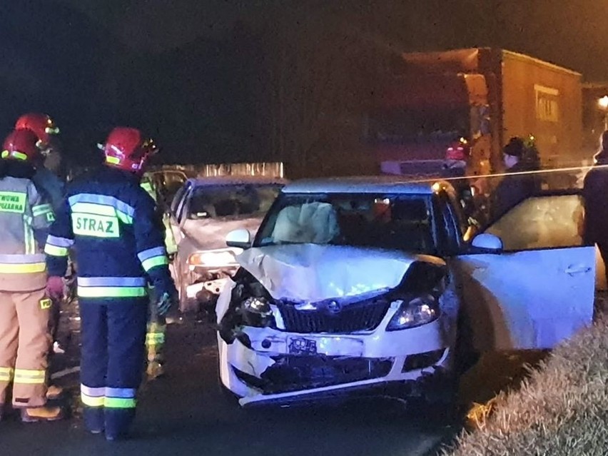 Wypadek w Kętach na drodze krajowej 52. W zderzeniu dwóch samochodów osobowych ranna została jedna osoba