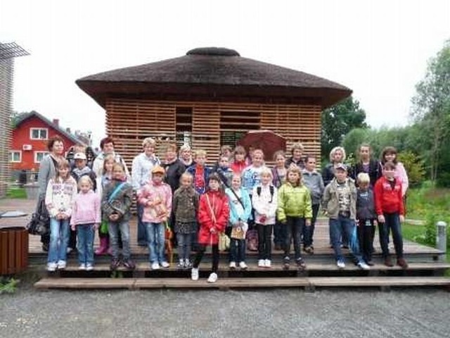 Dzieci z Kij na wycieczce w Pacanowie.