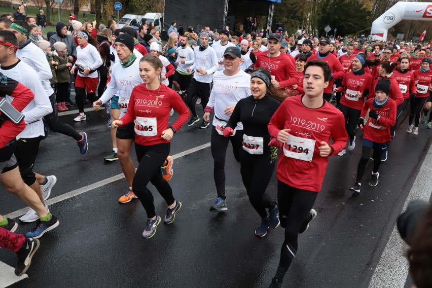 Białystok. Bieg dla Niepodległej 11 listopada 2019. 1500 biegaczy przebiegło 10 km w 101 rocznicę odzyskania niepodległości [ZDJĘCIA]