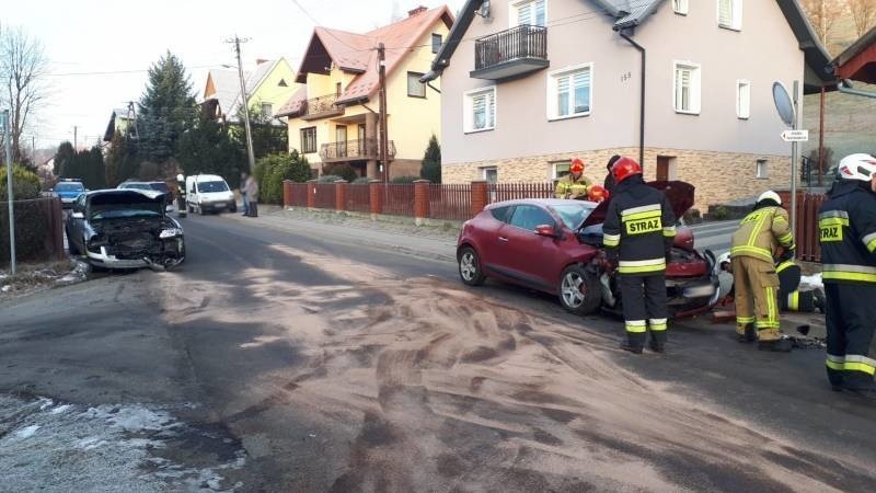 Wypadek w Przysietnicy. Czołowo zderzyły się dwa samochody osobowe [ZDJĘCIA]