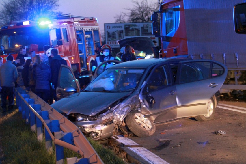 Wypadek w Suchorzowie. Zderzyły się dwa auta osobowe i ciężarówka. 8 osób rannych, w tym kilkunastomiesięczne dziecko [ZDJĘCIA]